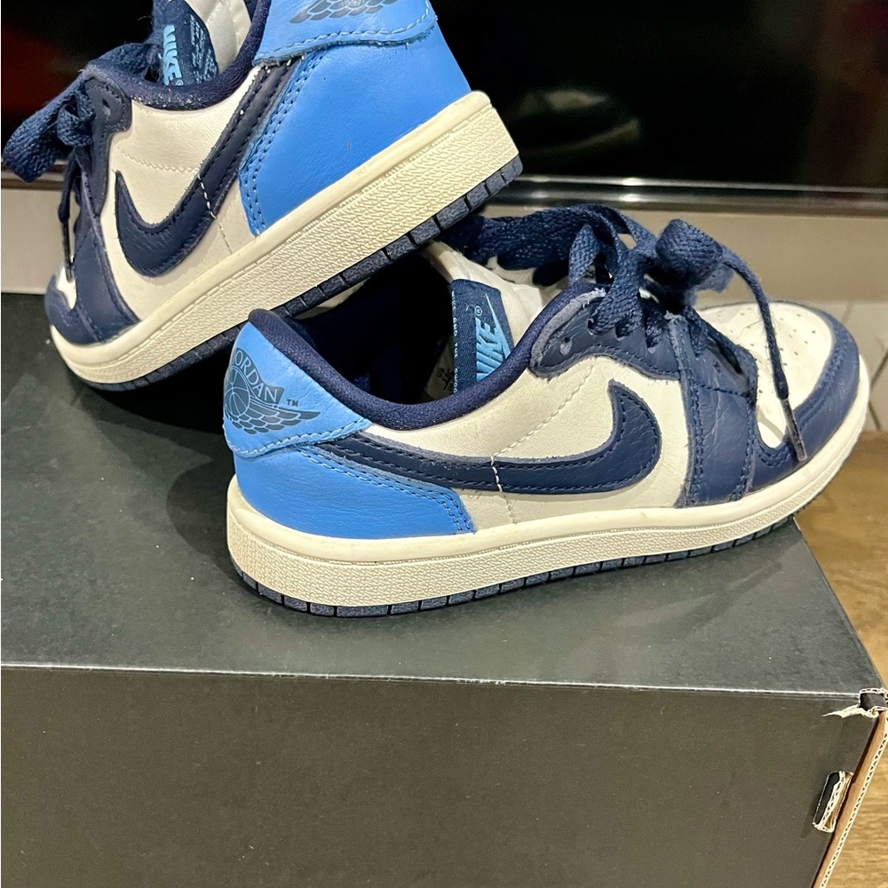 Nike Kids Navy and Cream Sneakers